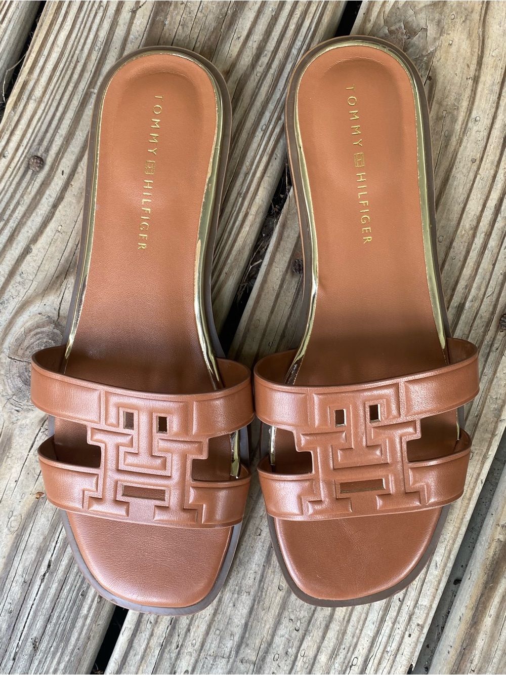 ✨ Tommy Hilfiger -Cognac Monogram Slide Sandals
